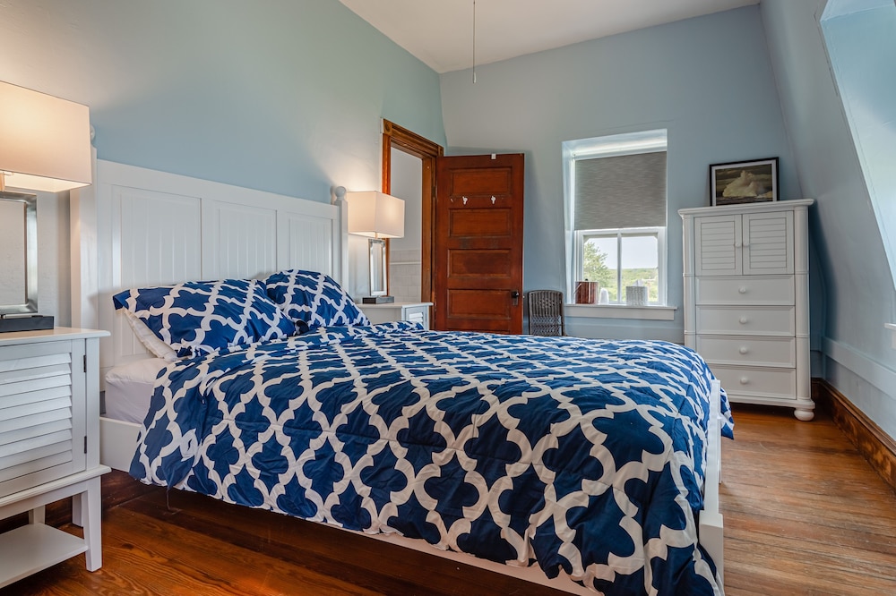 Room, 1 Queen Bed, Private Bathroom (#1 Main Building)