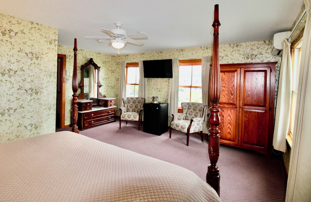 Room, 1 King Bed, Non Smoking, Partial Ocean View photo 2