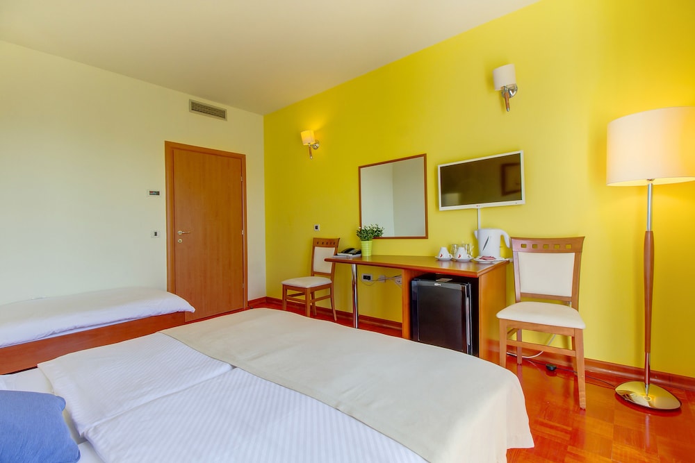 Standard Triple Room photo 2
