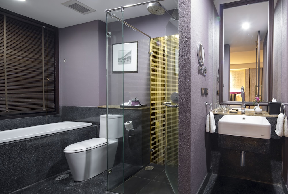 Superior with Bathtub - Photo 4