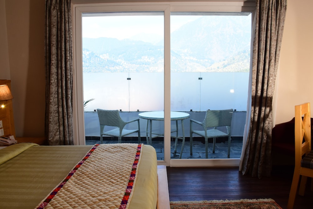 Executive Club Suite with Private Balcony - Photo 8