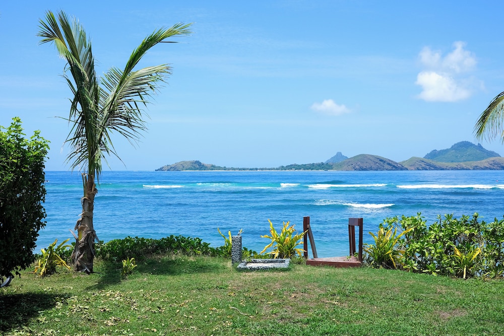 Room, 1 King Bed, Oceanfront photo 8