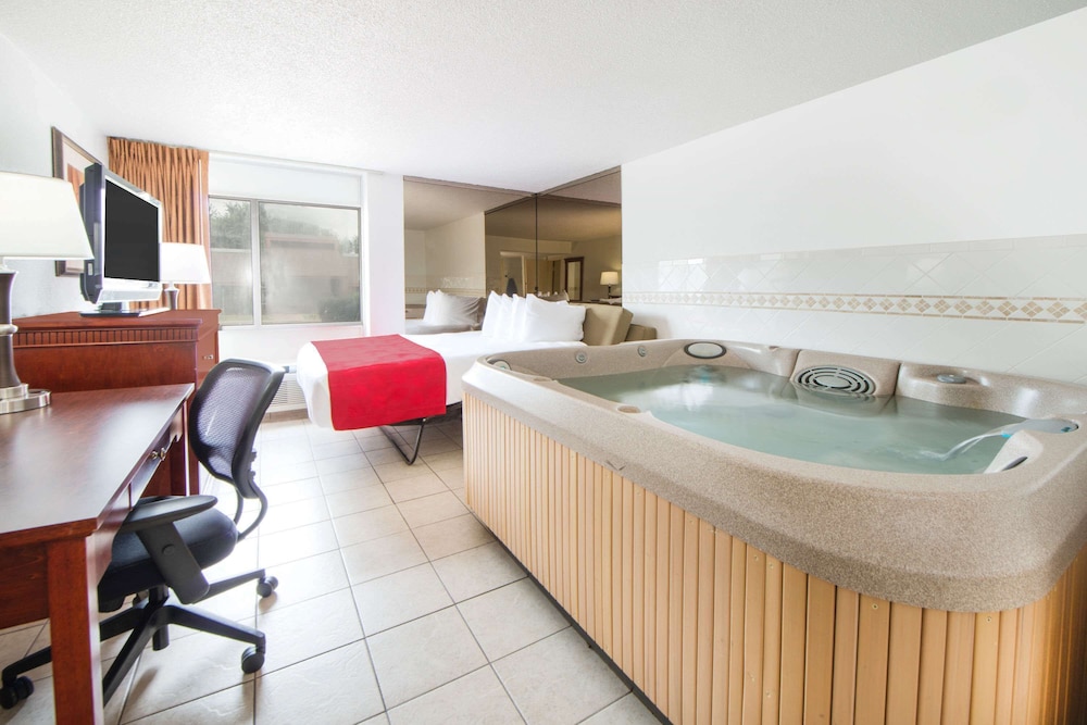 Suite, 1 King Bed, Non Smoking, Hot Tub photo 1