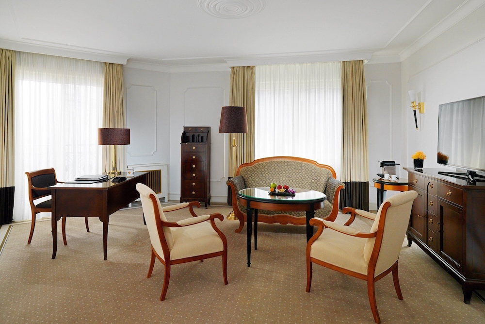 Signature Suite, 1 King Bed - Photo 19