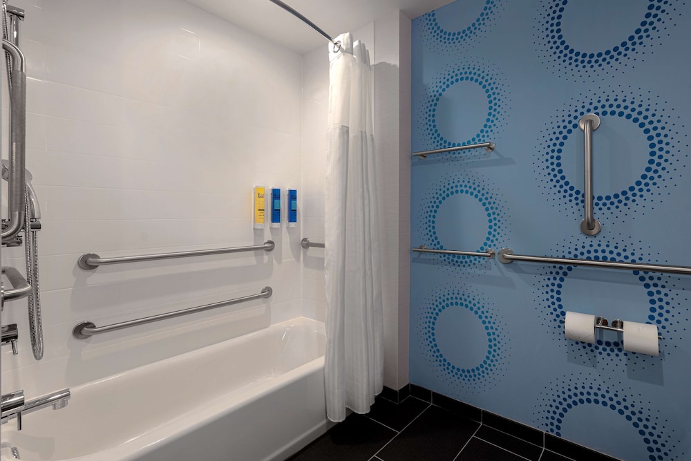 Room, 2 Queen Beds, Accessible, Bathtub - Photo 4