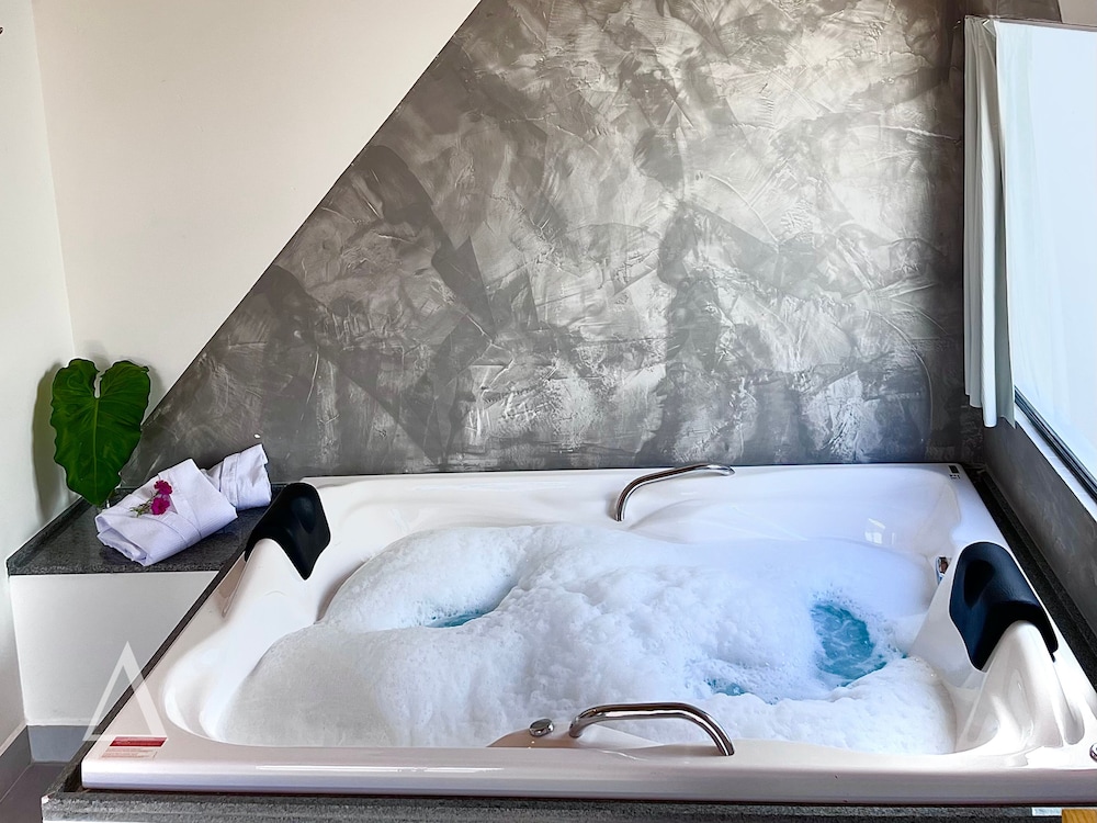 Standard Suite, Jetted Tub photo 1