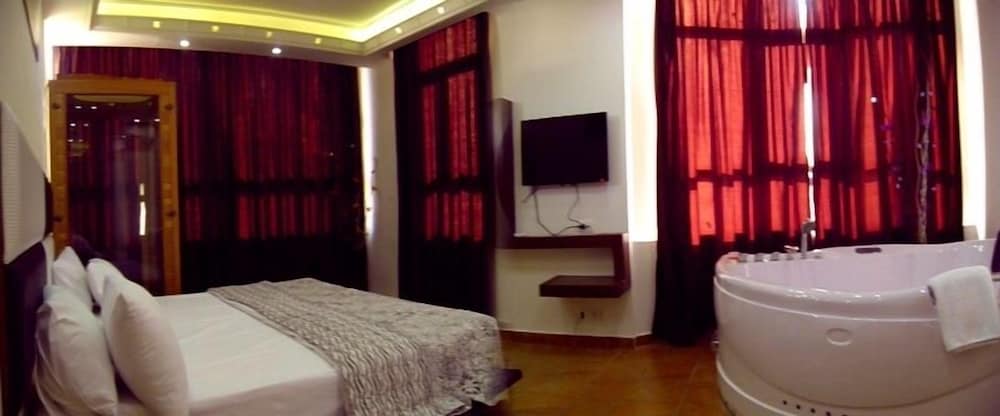 Deluxe Room, Jetted Tub