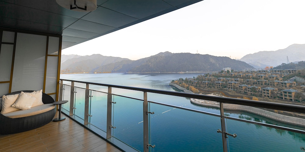 1 King 1 Bedroom Premier Club Suite Living Area Lake View