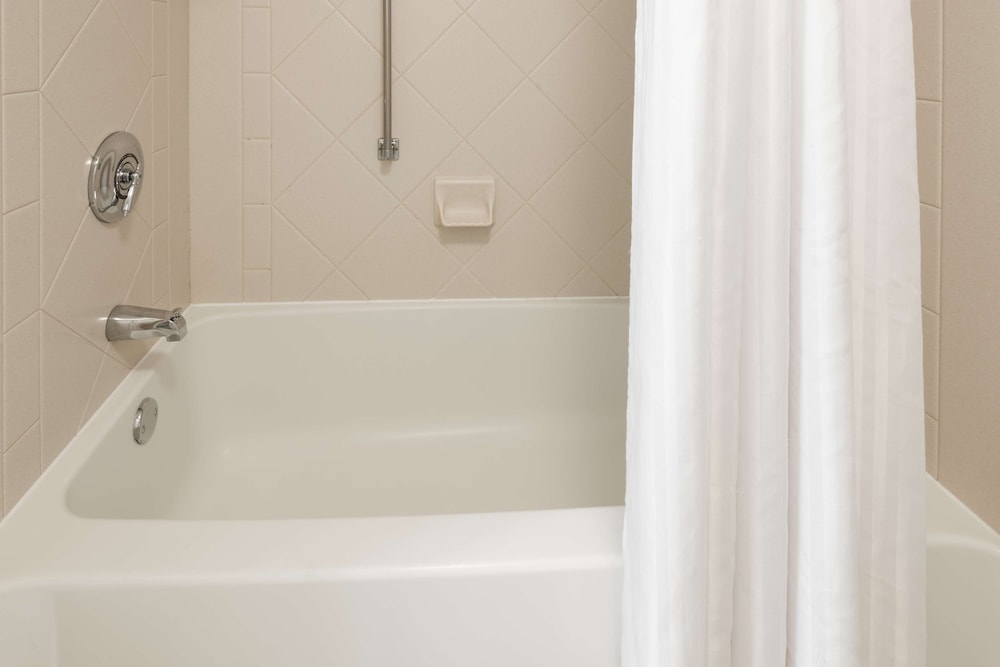 Suite, 2 Bedrooms, Accessible, Non Smoking (Accessible Tub, 1 King/2 Queens) - Photo 5