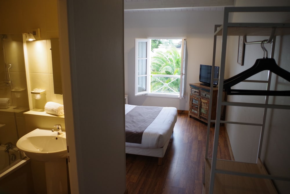 Standard Double Room - Photo 7