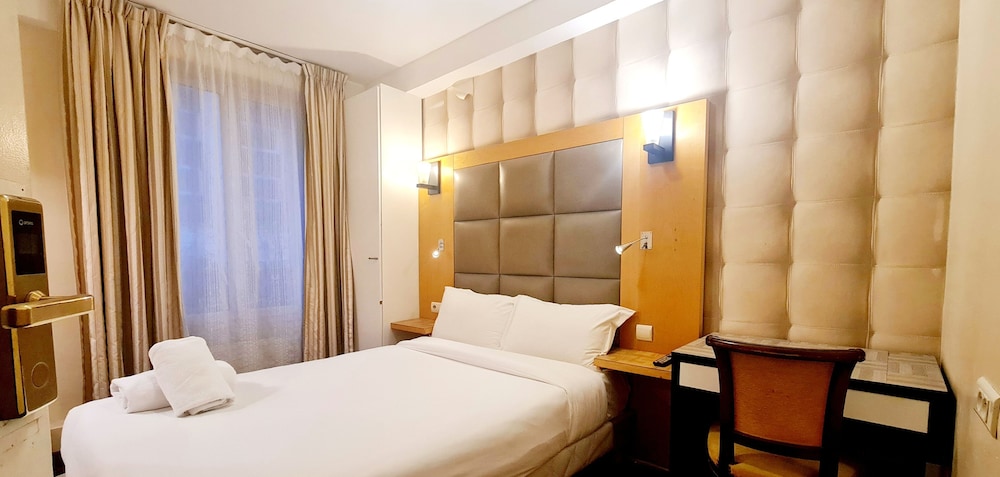 Basic Double Room, Shared Bathroom photo 2