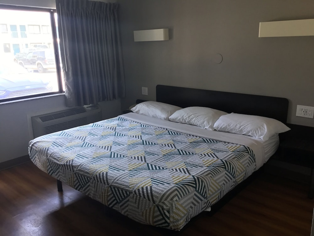 Deluxe Room, 1 King Bed, Smoking, Refrigerator & Microwave - Photo 1