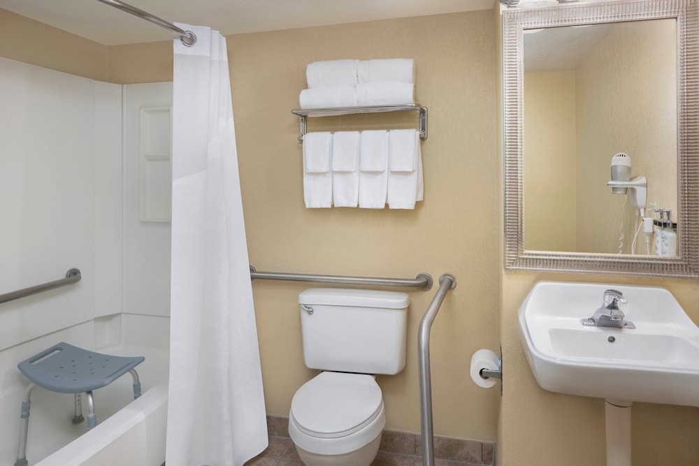 Standard Room, 2 Queen Beds, Accessible Bathtub (Communications)