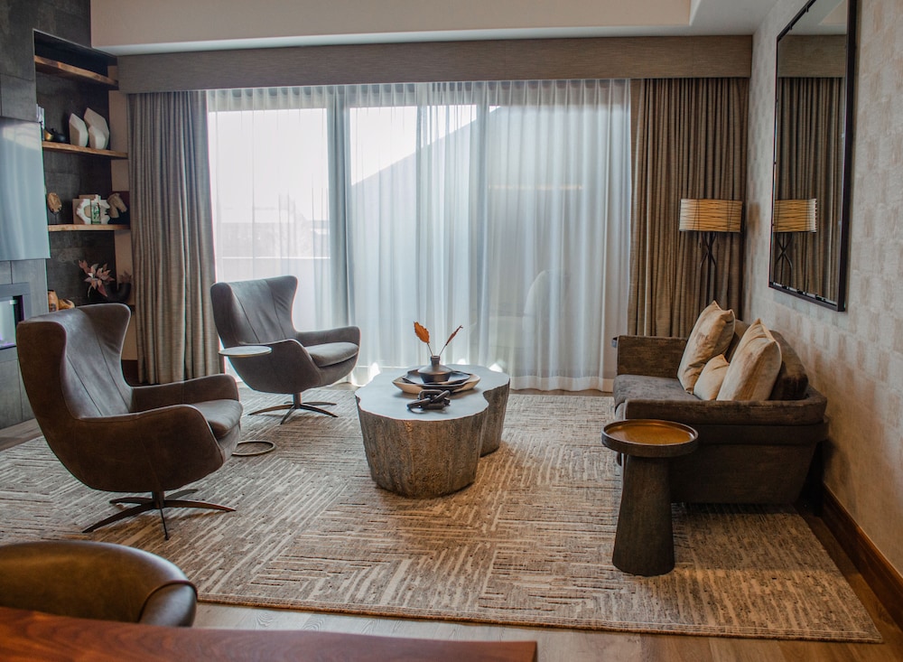 Superior Suite, 1 King Bed (Presidential Suite) photo 3