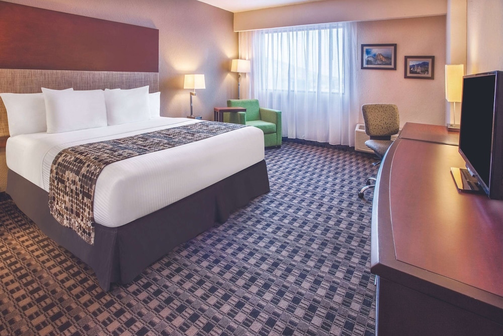 Standard Room, 1 King Bed, Non Smoking - Photo 1