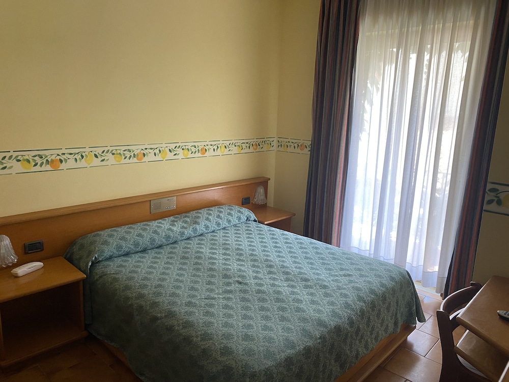 Room, Balcony - Photo 16