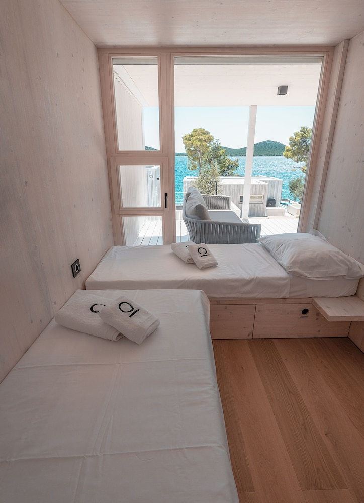 Deluxe House photo 1