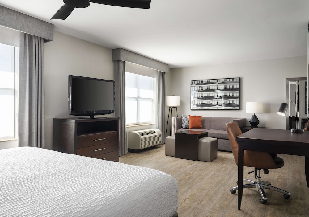 Premium Room, 1 King Bed, Accessible (Mobility & Hearing, Roll-in Shower)