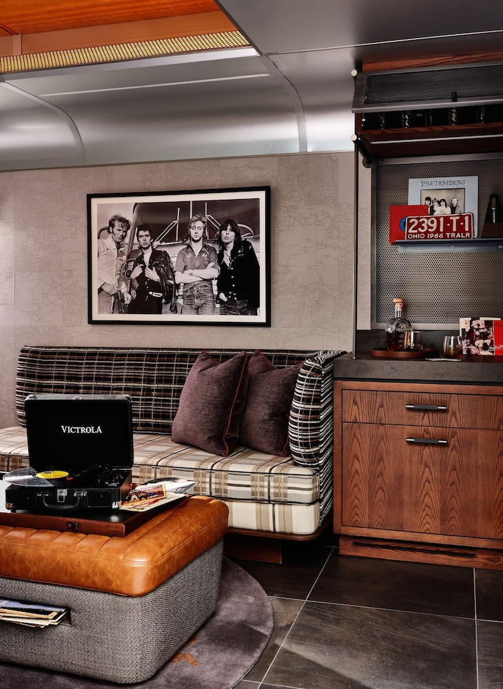 Room, 1 King Bed (Backstage Trailer) thumbnail 5