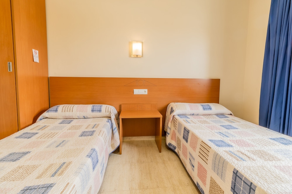 Twin Double Room (2 beds) photo 2