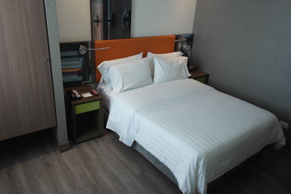 Room, 1 Queen Bed, Non Smoking, Refrigerator photo 2
