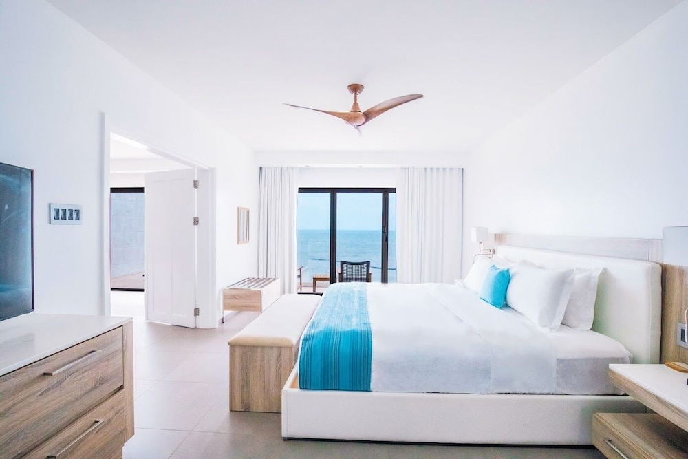 Superior Room, 1 King Bed, Ocean View (Ocean Front One Bedroom Suite)