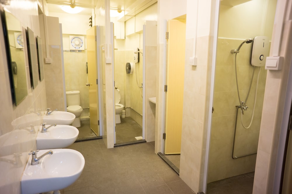 Family Room for 7, Shared Bathroom photo 2
