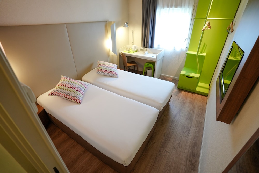 Standard Room, 2 Twin Beds - Photo 5
