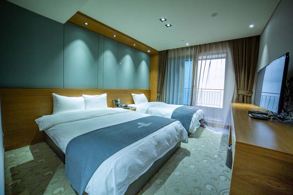 Family Twin Room, Harbor View photo 3