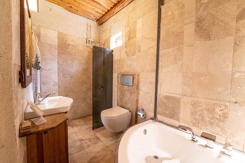Panoramic Suite, Bathtub, Valley View - Photo 11