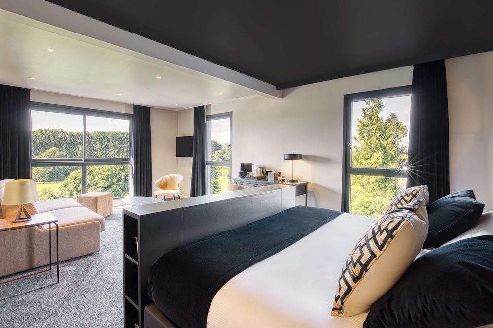 Exclusive Suite, 1 King Bed, Non Smoking, Golf View (with Sofabed) - Photo 3