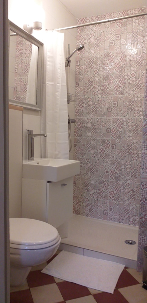Room (1) photo 3
