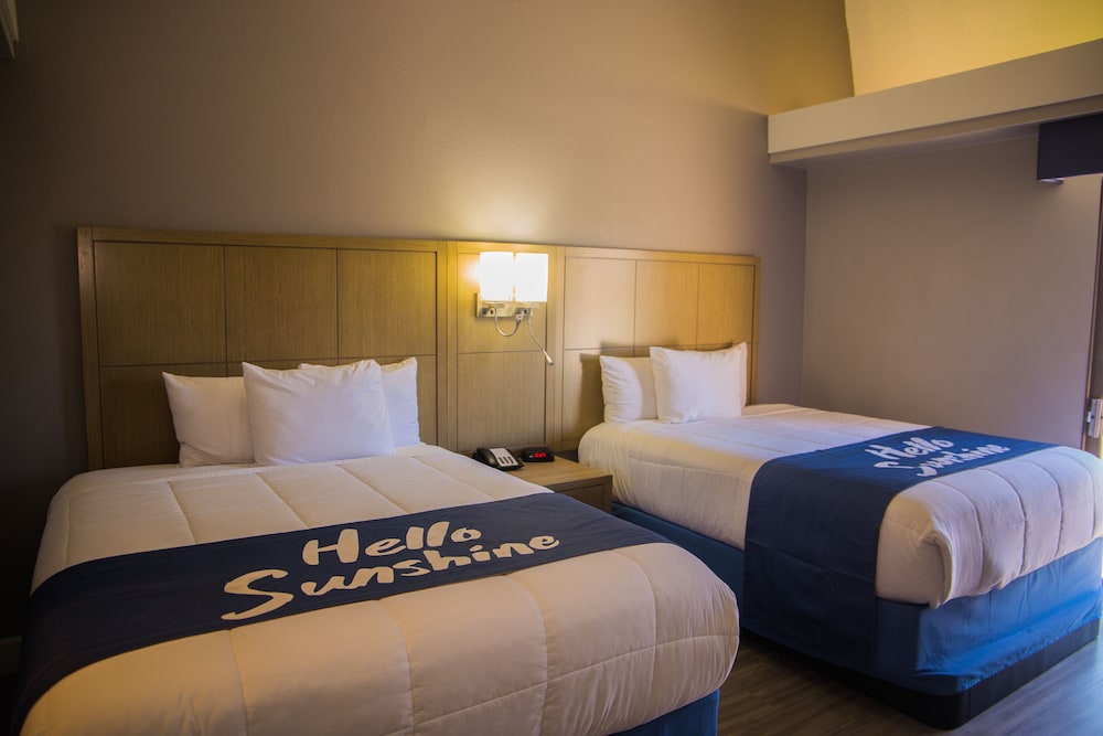 Standard Room, 2 Queen Beds, Balcony photo 1