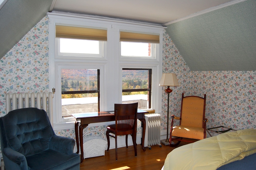 Classic Room, 1 Queen Bed, Mountain View photo 3
