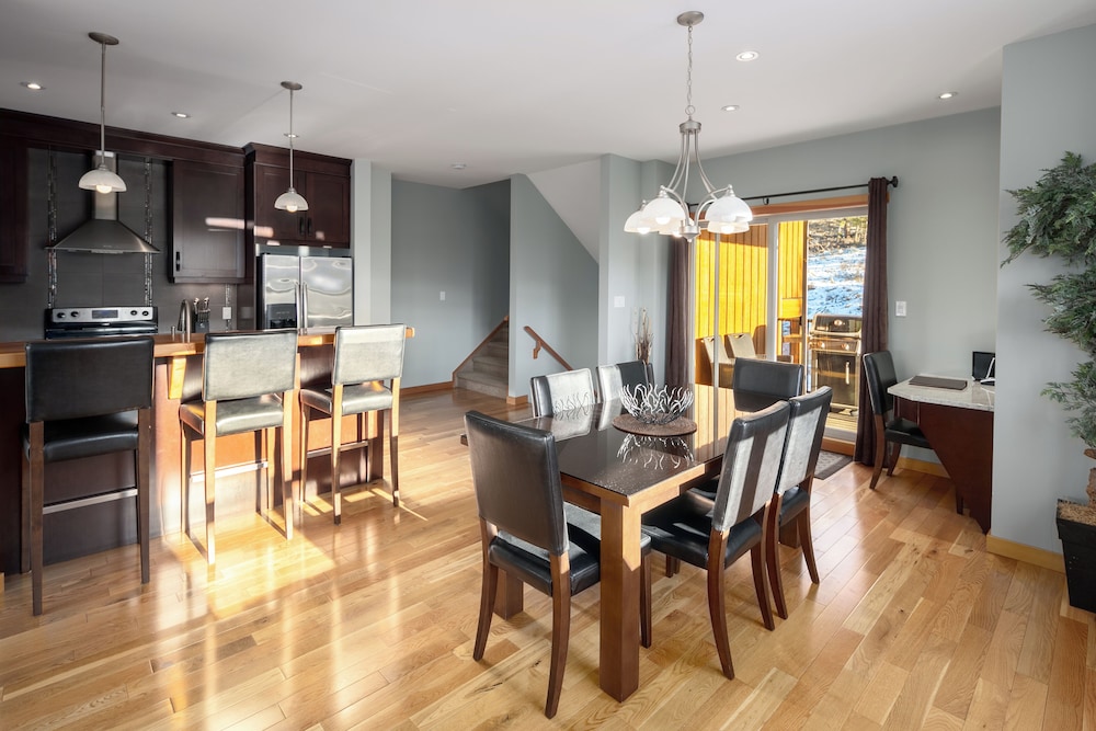 Luxury Townhome, 4 Bedrooms photo 2