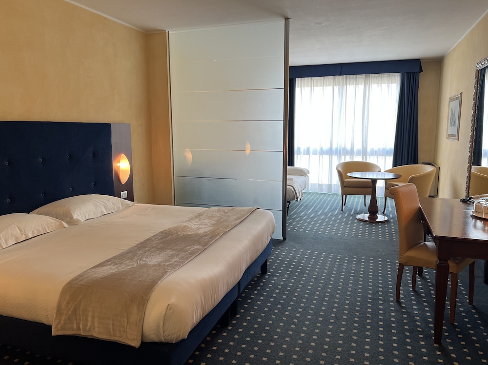 Deluxe Quadruple Room, Lake View photo 3