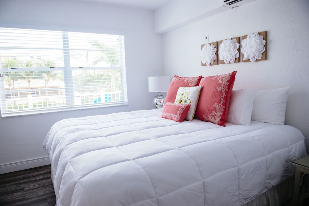 Deluxe Apartment, 1 Bedroom, Kitchen, Poolside