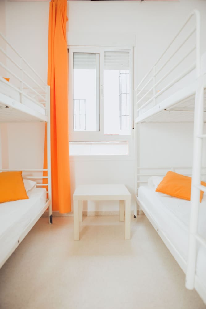 Una cama en habitación compartida de 4 camas solo para mujeres