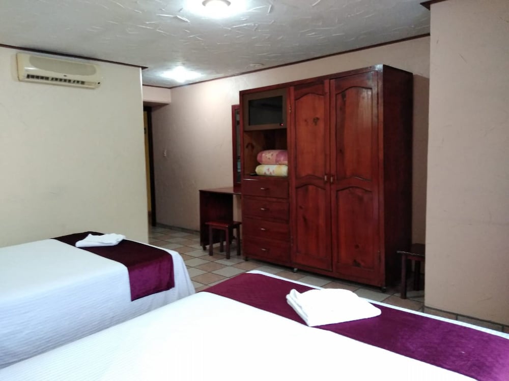 Suite, 2 Queen Beds photo 2