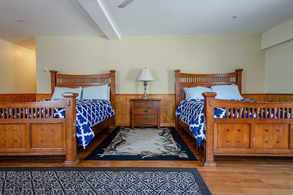 Room 2: Two Queen beds, private bath. photo 2