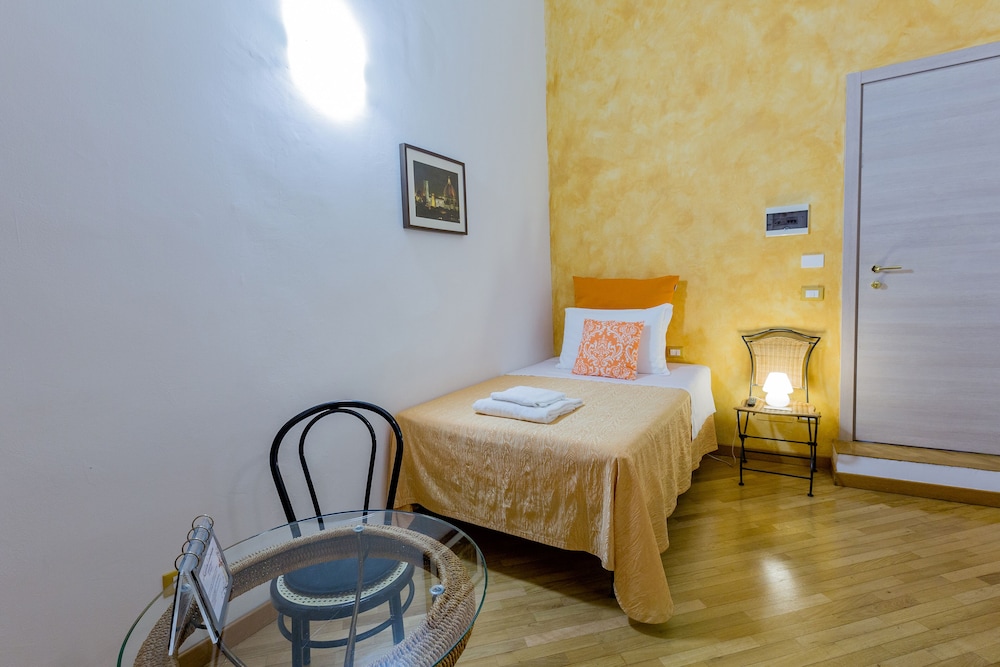 Standard Single Room, 1 Large Twin Bed, Non Smoking, Private Bathroom photo 2