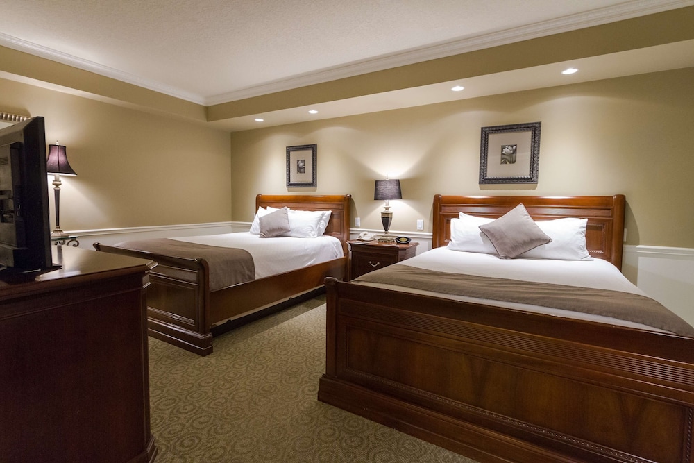 Suite, 2 Queen Beds, Non Smoking, Refrigerator & Microwave photo 3