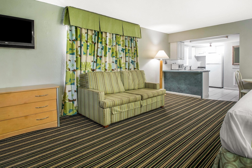 Standard Room, 1 King Bed, Non Smoking - Photo 3
