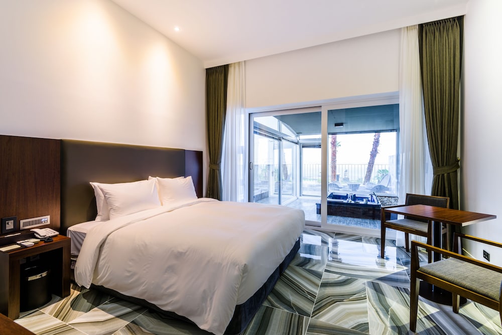 Suite, Jetted Tub, Partial Ocean View (Second Floor)