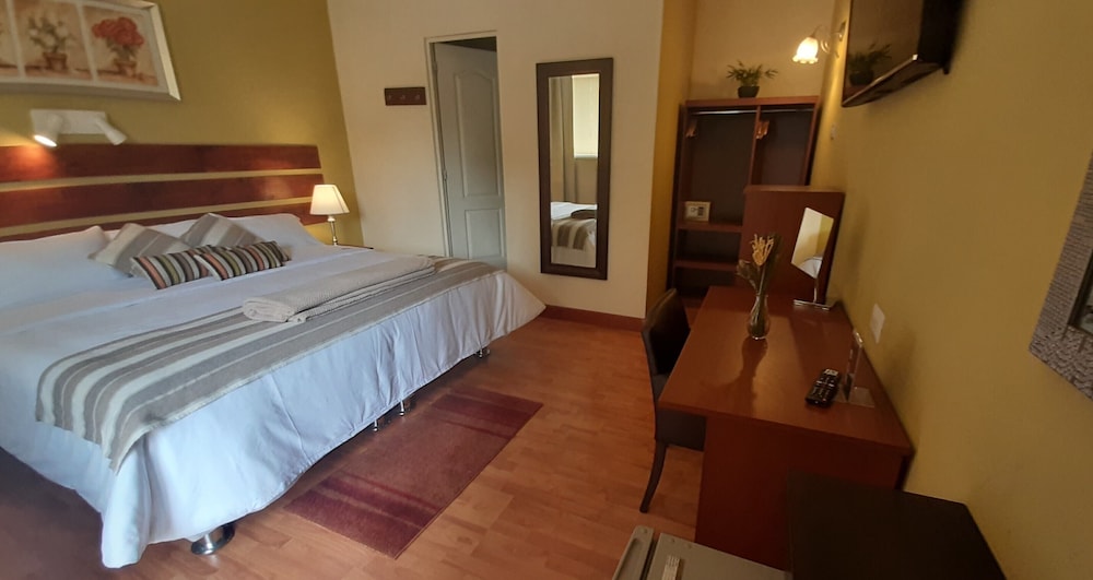 Deluxe Double Room, 1 King Bed, Garden View photo 2