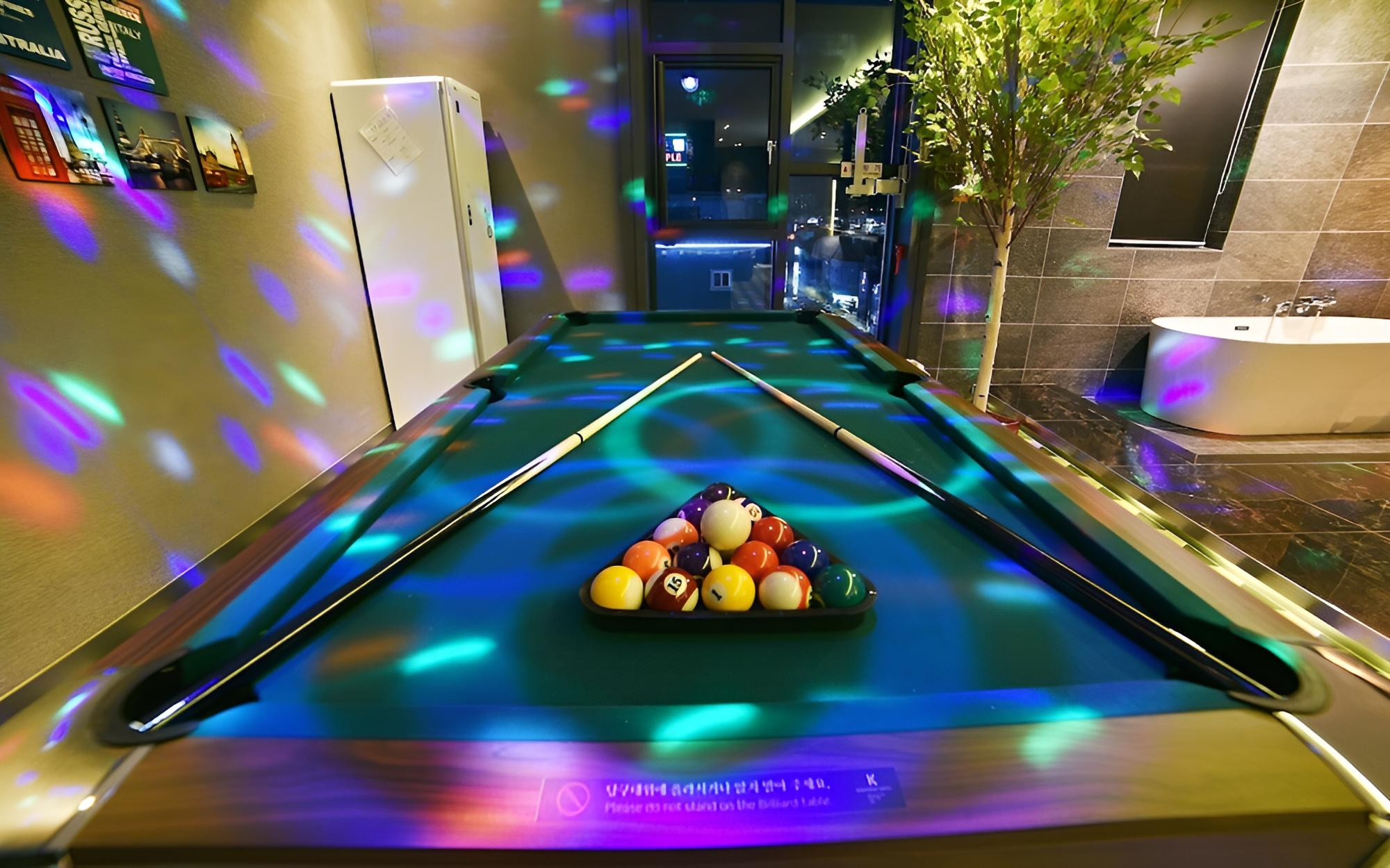 Room (Suite (Party billiard room styler equ) - Photo 5