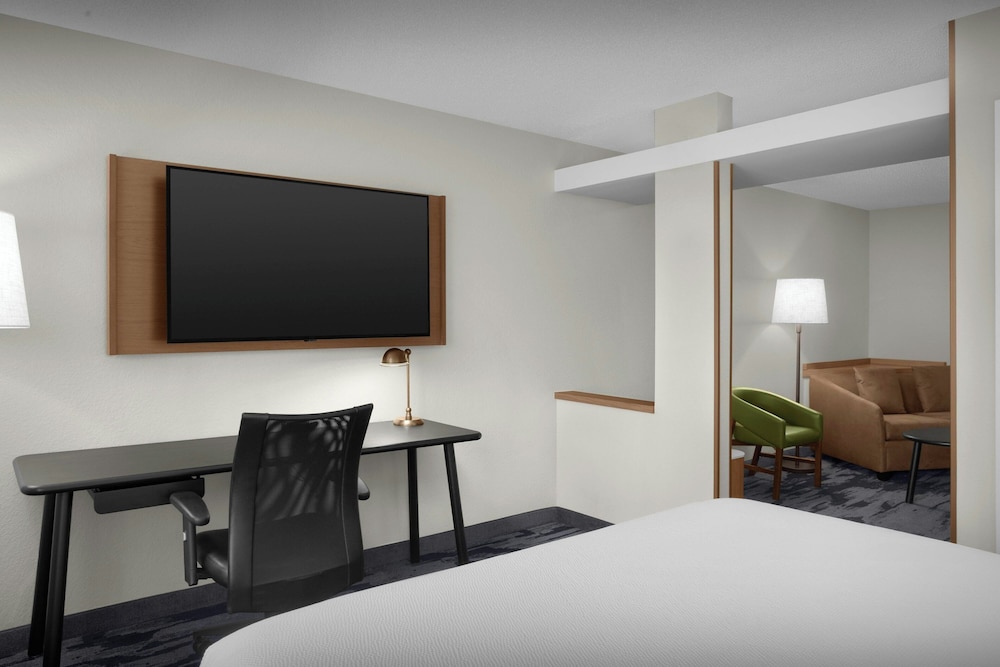 Suite, Multiple Beds (Mobility/Hearing Access, Roll-in Shwr) - Photo 4