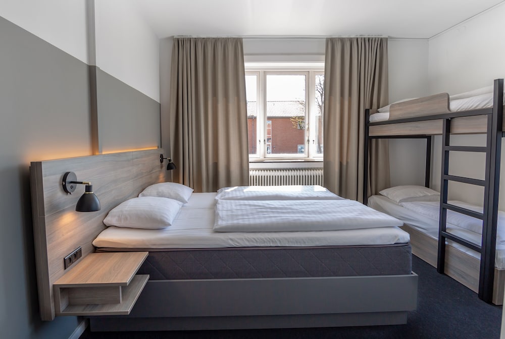 Standard Quadruple Room thumbnail 5