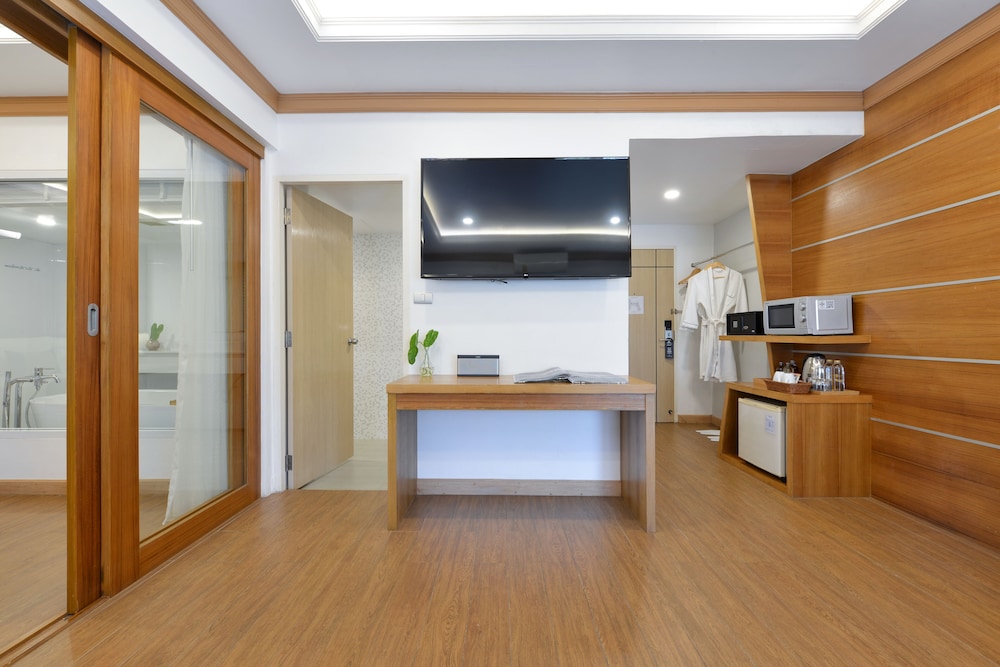 1 Bed Room Suite with Living area - Photo 7