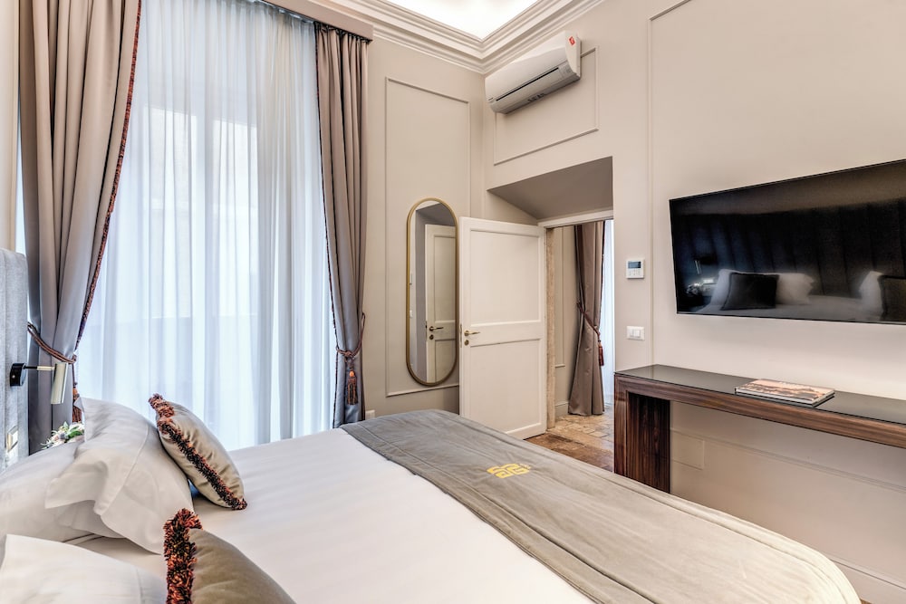 Deluxe Suite, 1 King Bed with Sofa bed thumbnail 5